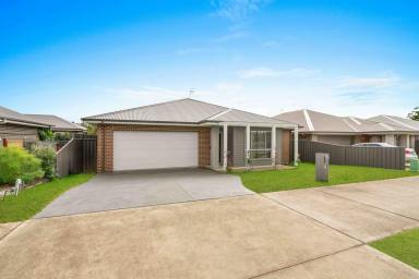 House For Sale - NSW - Vincentia - 2540 - Move-In Ready Perfection: Immaculate and Waiting for You!  (Image 2)