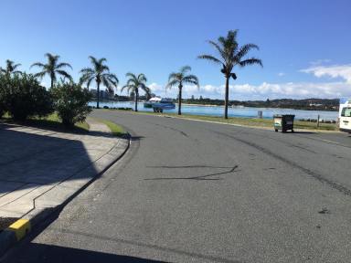 Unit For Lease - NSW - Tuncurry - 2428 - One Bedroom Unit on Wallis Lake  (Image 2)