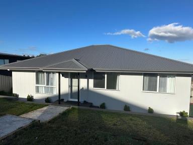 House For Sale - TAS - Deloraine - 7304 - Inviting 3 Bedroom Home!  (Image 2)