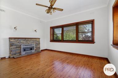 House For Lease - NSW - Albury - 2640 - CHARMING RED BRICK HOME IN A PARKSIDE LOCATION!  (Image 2)