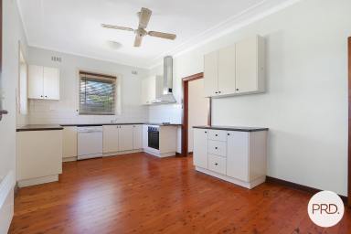 House For Lease - NSW - Albury - 2640 - CHARMING RED BRICK HOME IN A PARKSIDE LOCATION!  (Image 2)