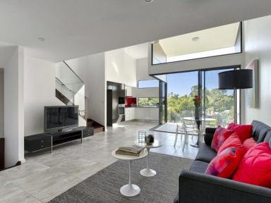 Townhouse Leased - QLD - Taringa - 4068 - Stylish 3 bedroom townhouse with city view  (Image 2)