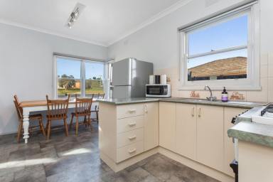 House Leased - VIC - East Bendigo - 3550 - NEAT 3 BEDROOM HOME  (Image 2)