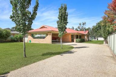 House Sold - NSW - Howlong - 2643 - COMFORTABLE FAMILY HOME IN THE POPULAR HOWLONG TOWNSHIP  (Image 2)