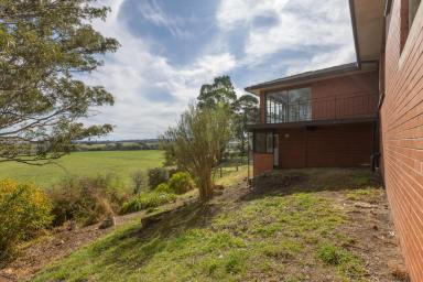 House For Sale - VIC - Bairnsdale - 3875 - Recently renovated home with Uninterrupted Views.  (Image 2)