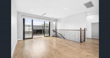 Townhouse Leased - VIC - Mentone - 3194 - MODERN TOWNHOUSE | IDEAL LOCATION| QUALITY FITTINGS AND FIXTURES  (Image 2)