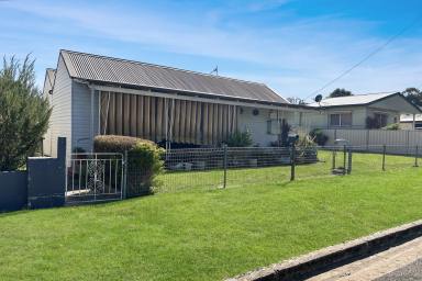 House For Sale - NSW - Cowra - 2794 - INVESTMENT OPPORTUNITY, IN PRIME LOCATION!  (Image 2)