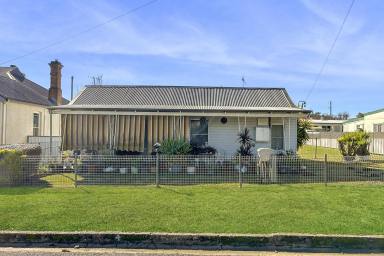 House For Sale - NSW - Cowra - 2794 - AFFORDABLE AND IN A GREAT LOCATION!  (Image 2)