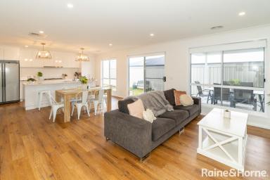 House Leased - NSW - Lloyd - 2650 - CHIC LIVING IN LLOYD  (Image 2)