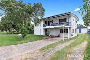 House For Sale - QLD - Urangan - 4655 - Beachside Dual Living Home on 962m2  (Image 2)