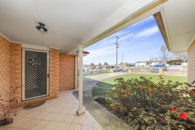 House For Sale - NSW - Tumut - 2720 - Location, Location!  (Image 2)