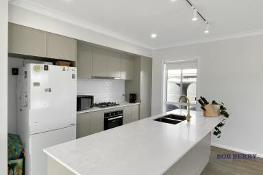 House Leased - NSW - Dubbo - 2830 - A newly constructed luxury home situated just a two-minute walk from Orana Mall.  (Image 2)