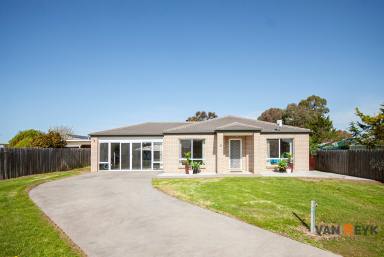 House For Sale - VIC - Lindenow South - 3875 - Versatile Home on Large Block near Bairnsdale  (Image 2)