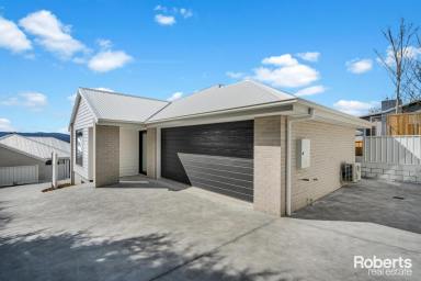 Townhouse For Sale - TAS - Exeter - 7275 - WELCOME HOME!  (Image 2)