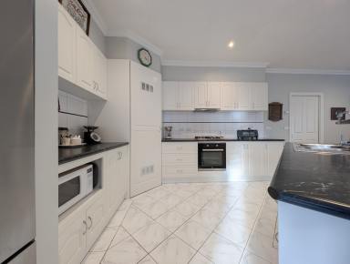 Unit For Sale - VIC - Kerang - 3579 - Modern Unit  (Image 2)