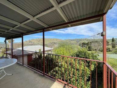 House For Sale - NSW - Gundagai - 2722 - 3 Bedroom Family Home.  (Image 2)