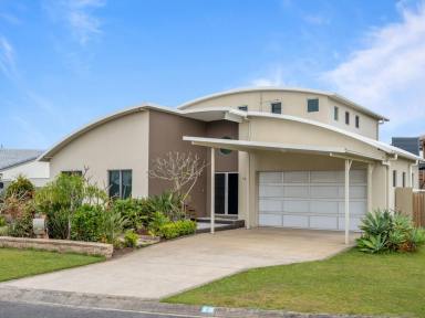 House For Sale - NSW - Yamba - 2464 - YAMBA WATERFRONT COASTAL LIVING AT ITS BEST : 15 Binnacle Court, Yamba  (Image 2)