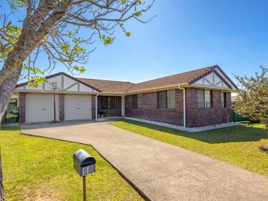 House For Sale - NSW - Old Bar - 2430 - RENOVATED HOME, LARGE BLOCK & IN A PRIME LOCATION  (Image 2)