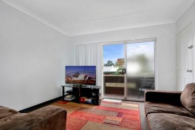 Unit Leased - NSW - Wollongong - 2500 - 2 BEDROOM UNIT  (Image 2)