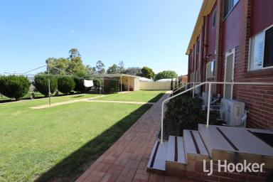 Unit For Lease - NSW - Inverell - 2360 - 2 Bedroom Brick Unit on Ross Hill  (Image 2)