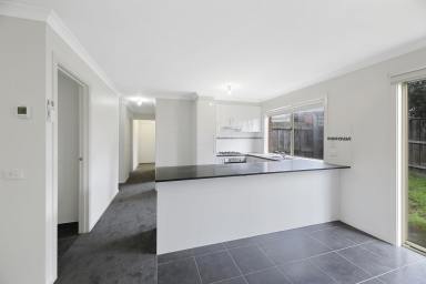 Unit For Sale - VIC - Warragul - 3820 - TWO BEDROOM TOWNHOUSE, WALK TO TOWN  (Image 2)