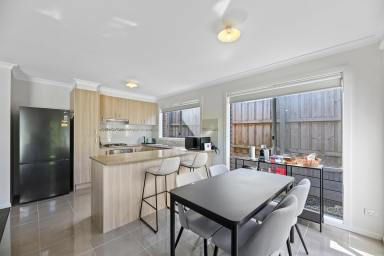 Unit For Sale - VIC - Drouin - 3818 - PRIVATE LOCATION  (Image 2)