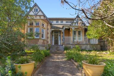 House For Sale - NSW - Goulburn - 2580 - MAGNIFICENT CENTRALLY LOCATED PERIOD HOME (Image 2)