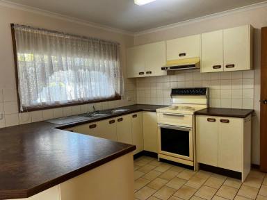 House Leased - VIC - Bairnsdale - 3875 - NEAT & TIDY UNIT  (Image 2)