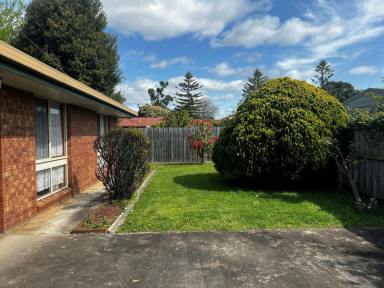 House Leased - VIC - Bairnsdale - 3875 - NEAT & TIDY UNIT  (Image 2)