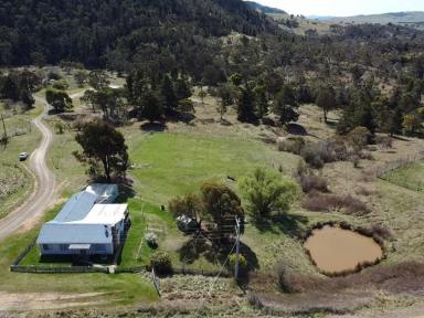 House For Sale - VIC - Omeo - 3898 - COUNTRY STYLE LIVING ON OVER AN ACRE  (Image 2)