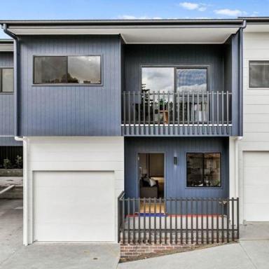 Townhouse For Sale - NSW - Charlestown - 2290 - Modern Townhouse in the middle of Charlestown  (Image 2)