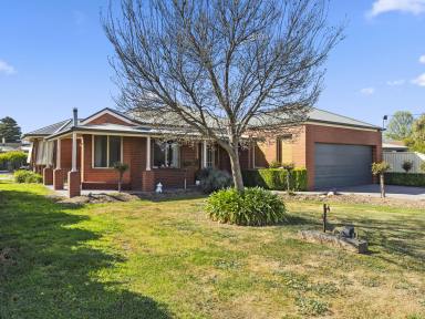 House For Sale - VIC - Nagambie - 3608 - Conveniently Close To Everything With Poolside Bliss  (Image 2)