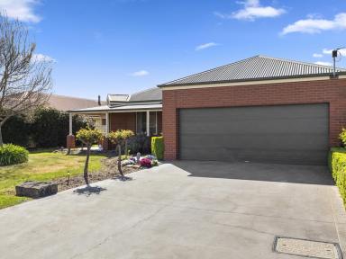 House For Sale - VIC - Nagambie - 3608 - Conveniently Close To Everything With Poolside Bliss  (Image 2)