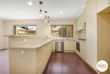 House Leased - NSW - Lavington - 2641 - STUNNING 3 BEDROOM TOWNHOUSE!  (Image 2)