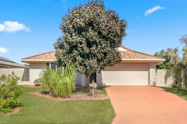 House For Sale - QLD - Point Vernon - 4655 - 4 Bedroom 2 Bath Double Garage Home 700m2 culdesac position in Beautiful Point Vernon  (Image 2)