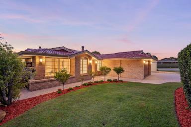 House Sold - WA - Leeming - 6149 - FAMILY ENTERTAINER WITH A CORNER POSITION  (Image 2)