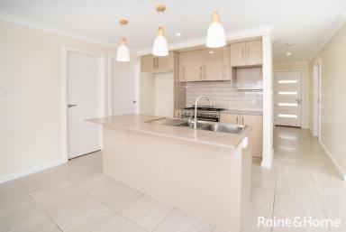 House For Lease - NSW - Boorooma - 2650 - FAMILY FRIENDLY HOME (Image 2)