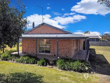 House For Sale - VIC - Port Welshpool - 3965 - BRICK VENEER JUST 200 METRES TO THE BEACH  (Image 2)