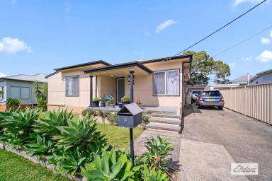 House For Sale - NSW - Taree - 2430 - GREAT INVESTMENT CLOSE TO TAREE CBD AND HOSPITAL  (Image 2)