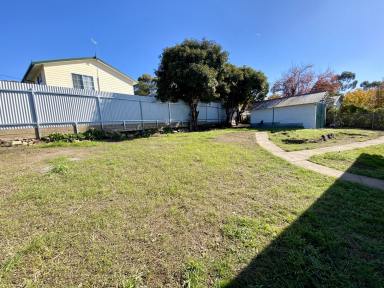 House For Lease - NSW - Cooma - 2630 - 1 Baroona Avenue, Cooma - Spacious 3 Bedroom House with Garage  (Image 2)