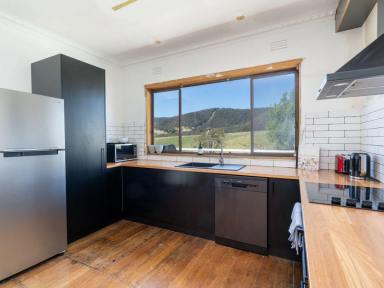 House For Lease - VIC - Omeo - 3898 - CHARMING 3-BEDROOM COTTAGE WITH BREATHTAKING VIEWS OF THE VICTORIAN ALPS  (Image 2)