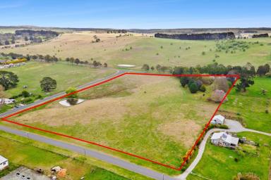 House For Sale - NSW - Taralga - 2580 - Rare 8 acre offering within Taralga Village  (Image 2)