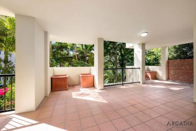 Unit For Lease - QLD - Kangaroo Point - 4169 - Fresh paint and new carpet 3 bed, 2 bath and 2 car space in the heart of Kangaroo Point!  (Image 2)