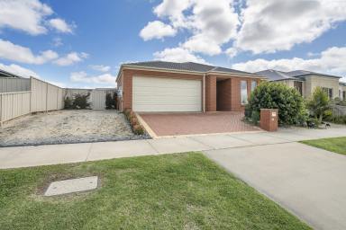 House For Sale - VIC - Swan Hill - 3585 - Designed for living.  (Image 2)