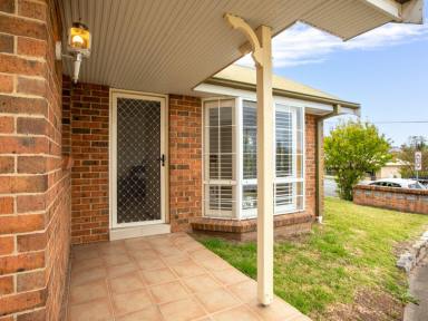 Unit For Sale - NSW - Bega - 2550 - NEAT AS A PIN  (Image 2)