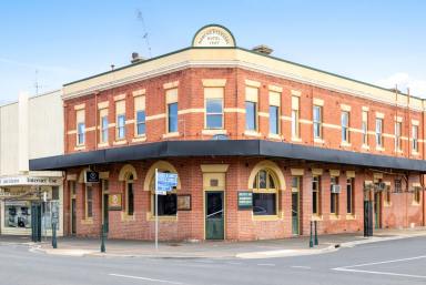 House For Sale - VIC - St Arnaud - 3478 - High profile corner Hotel and separate residence!  (Image 2)