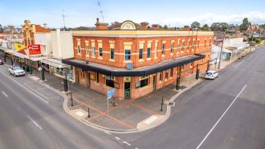 House For Sale - VIC - St Arnaud - 3478 - High profile corner Hotel and separate residence!  (Image 2)