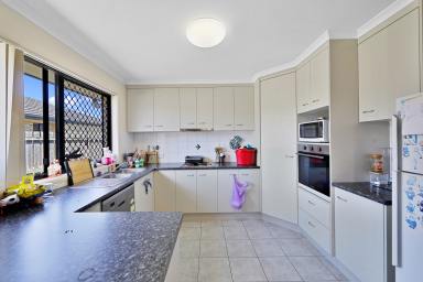 Unit For Sale - QLD - Avoca - 4670 - SPACIOUS BRICK & TILE 3 BEDROOM, 2BATHROOM UNIT!  (Image 2)