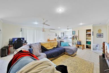 Unit For Sale - QLD - Avoca - 4670 - SPACIOUS BRICK & TILE 3 BEDROOM, 2BATHROOM UNIT!  (Image 2)