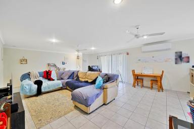 Unit For Sale - QLD - Avoca - 4670 - SPACIOUS BRICK & TILE 3 BEDROOM, 2BATHROOM UNIT!  (Image 2)